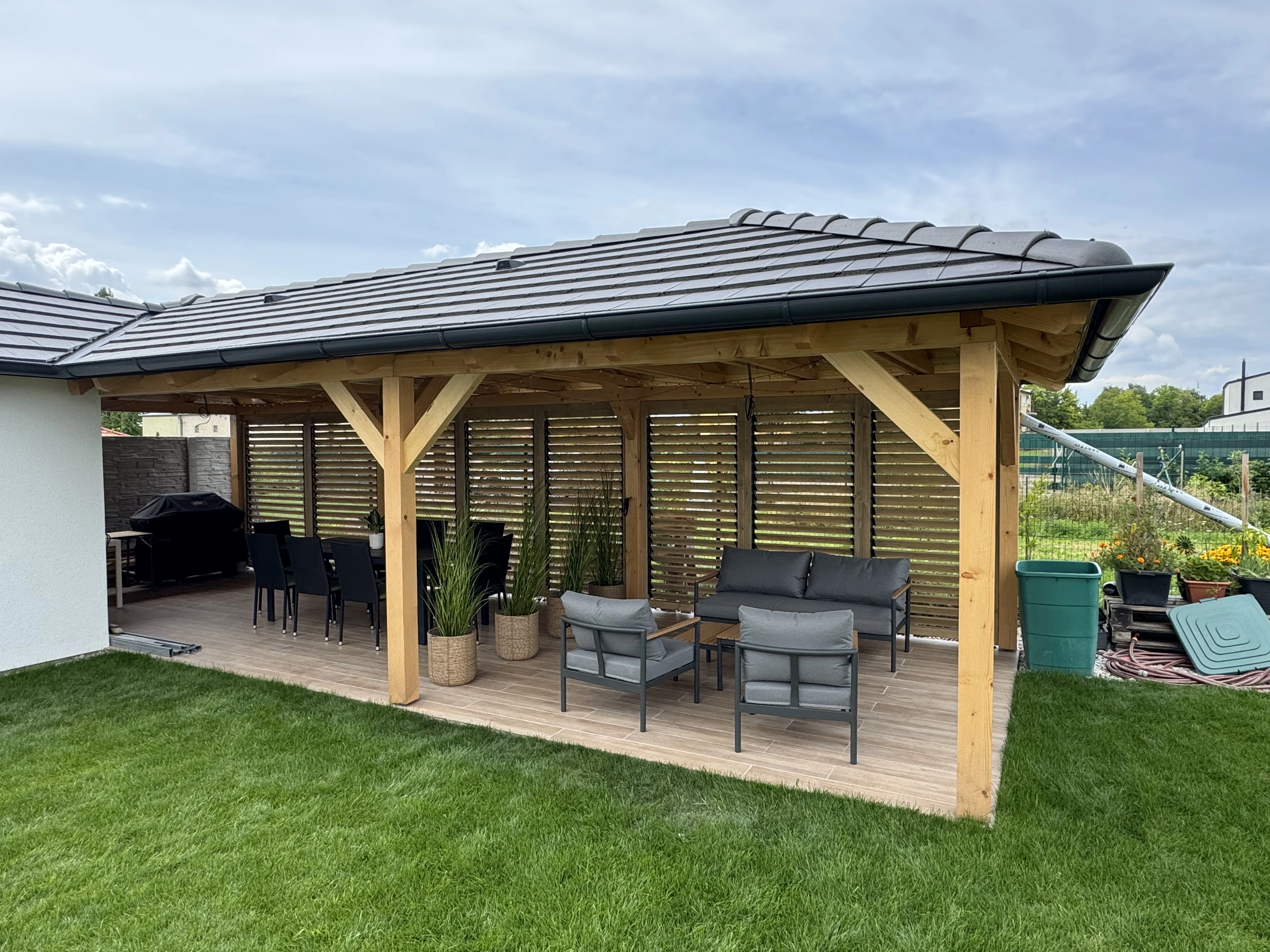 Pergola s otočnými slnolamami – vlastná stavba zákazníka Flowgarden