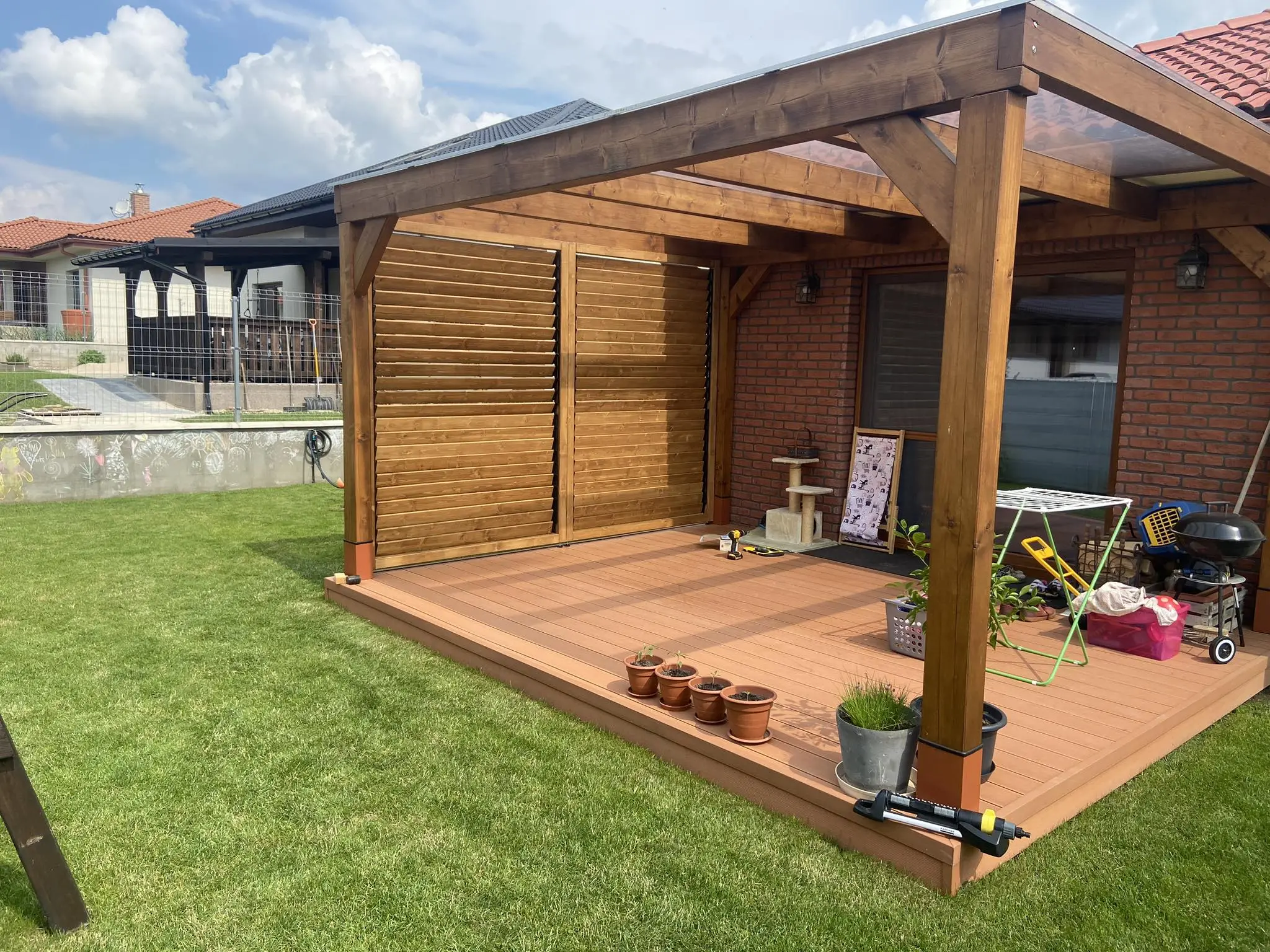 Exteriérové tienenie na záhradnej pergole – otočné lamely svojpomocne